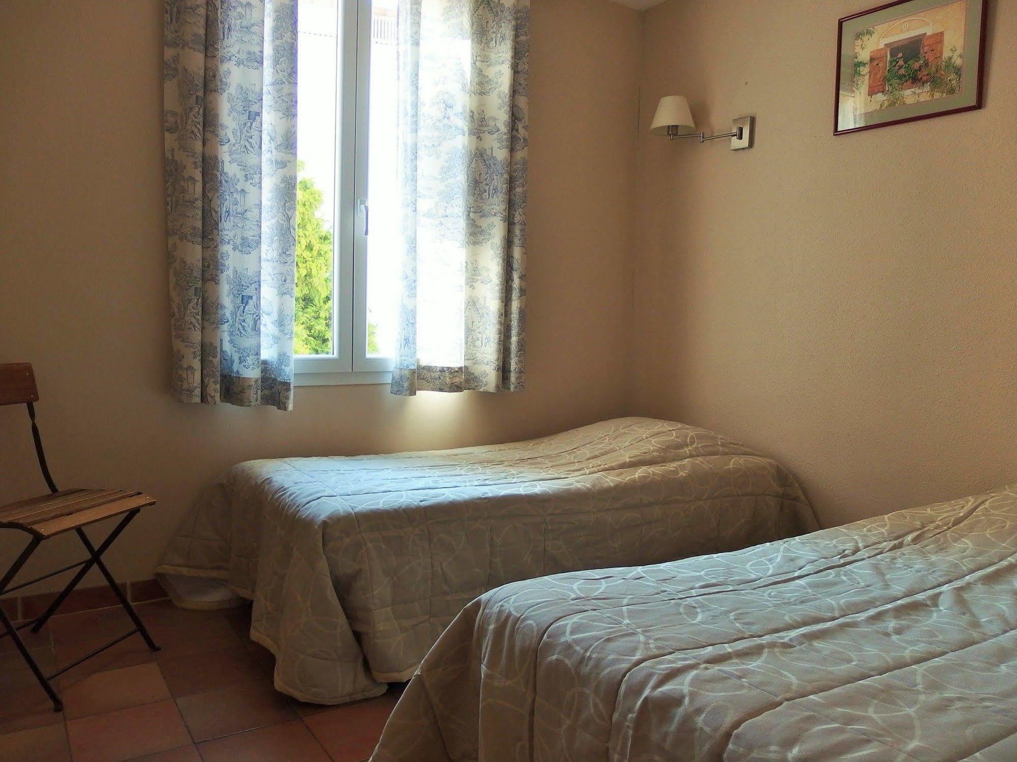 Au Saint Roch - Hotel Et Jardin Avignon Exterior photo