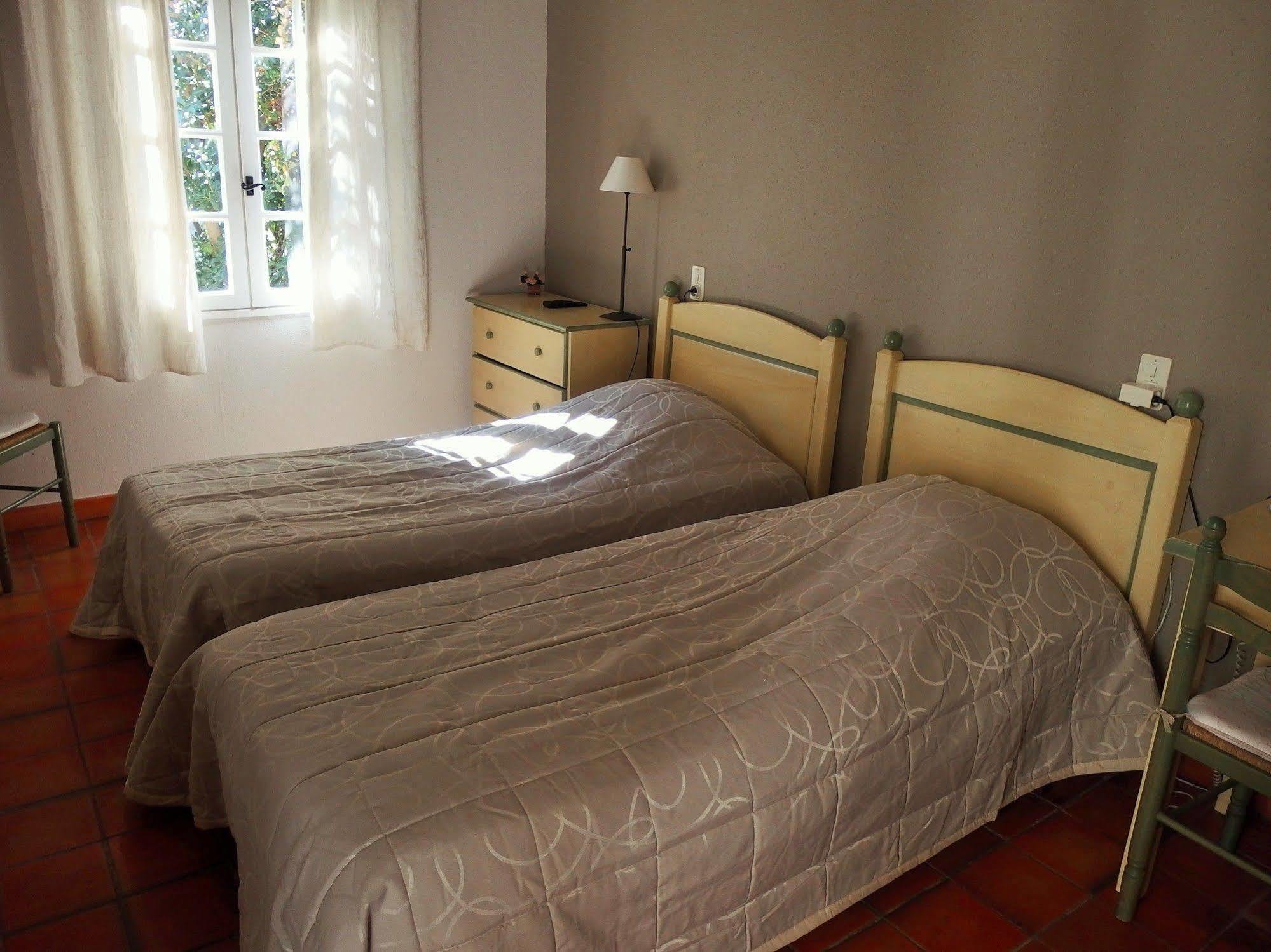 Au Saint Roch - Hotel Et Jardin Avignon Exterior photo